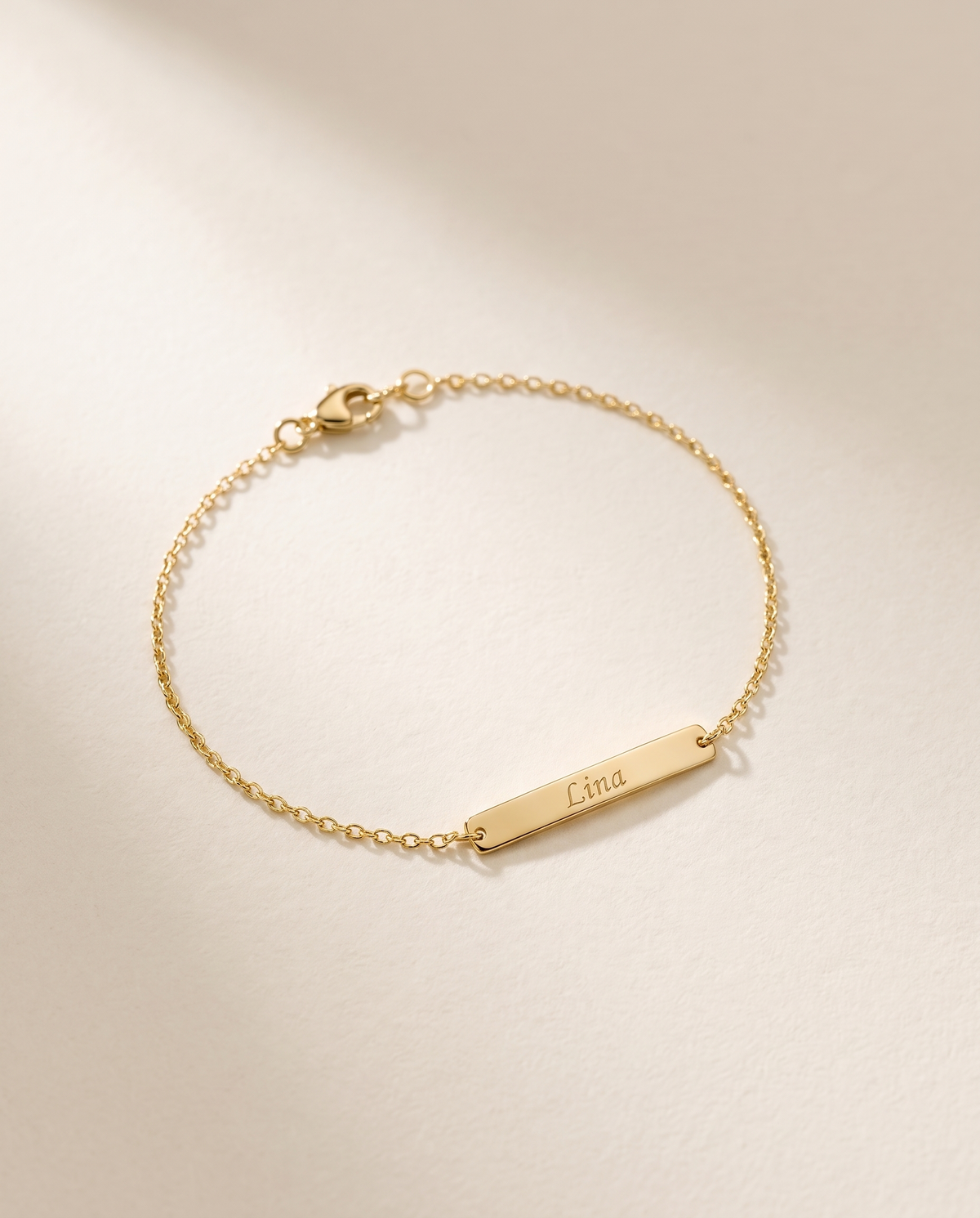 Bracelet Bébé, finition dorée : gourmette gravée du prénom Lina
