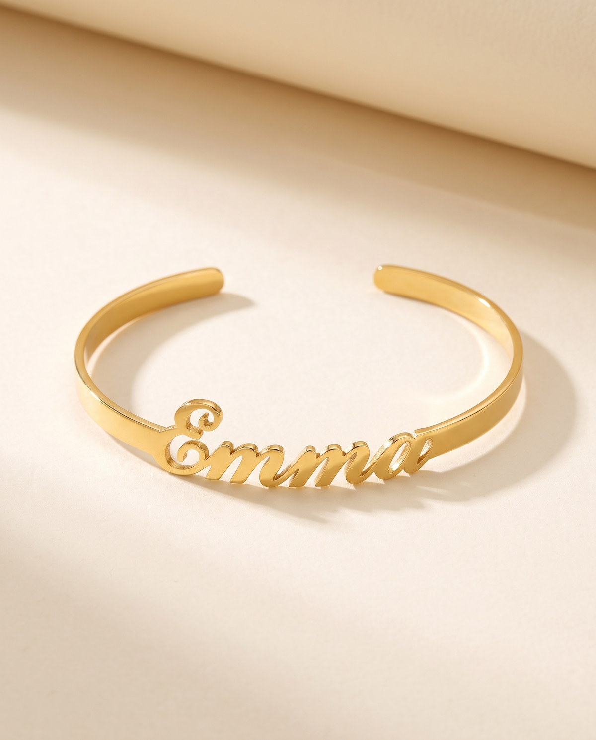 Bracelet Jonc Prénom, modèle Un prénom, finition dorée : prénom Emma