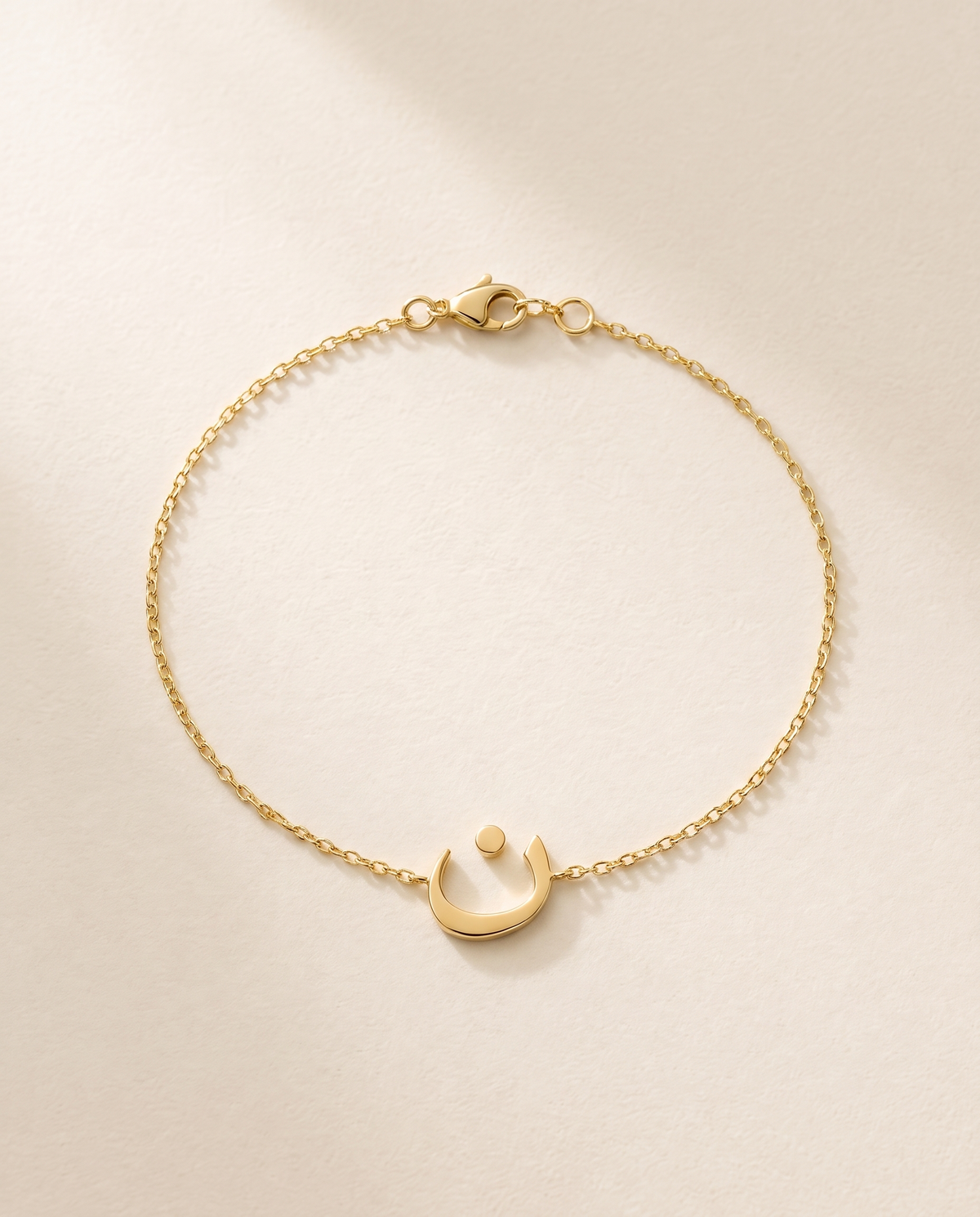 Bracelet Lettre Arabe, finition dorée : lettre ن (noun) sur chaîne fine