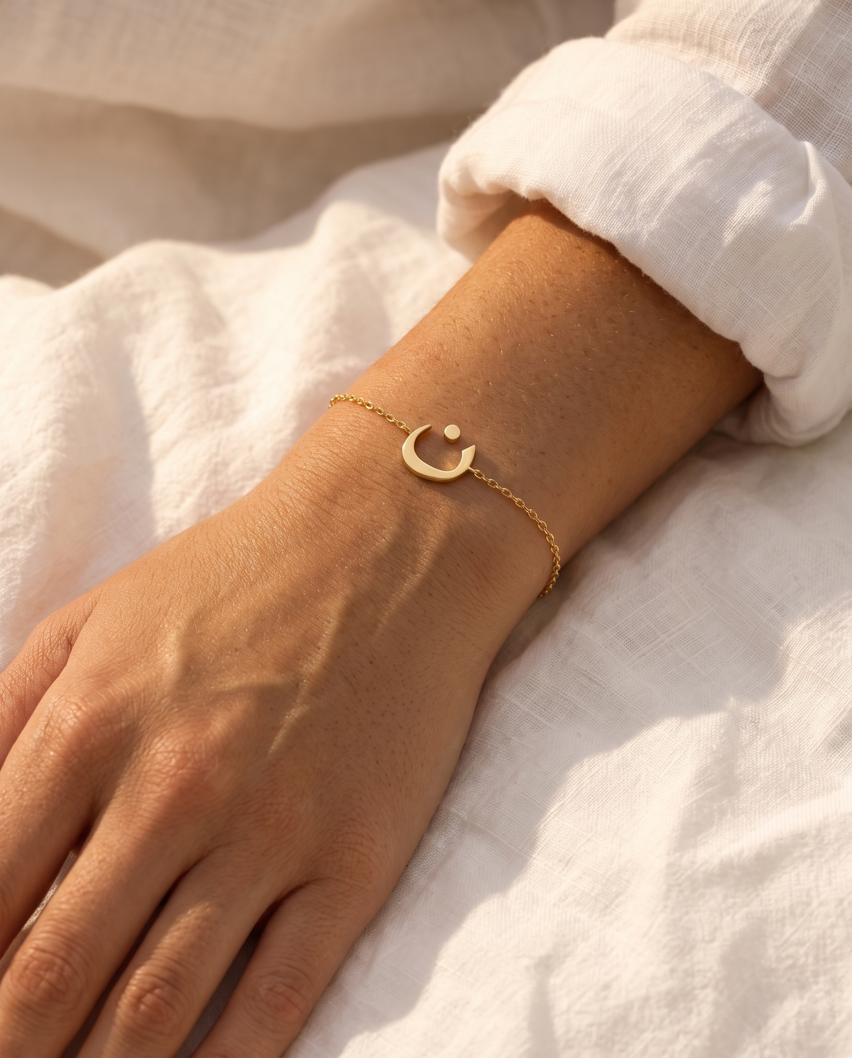 Bracelet Lettre Arabe porté au poignet