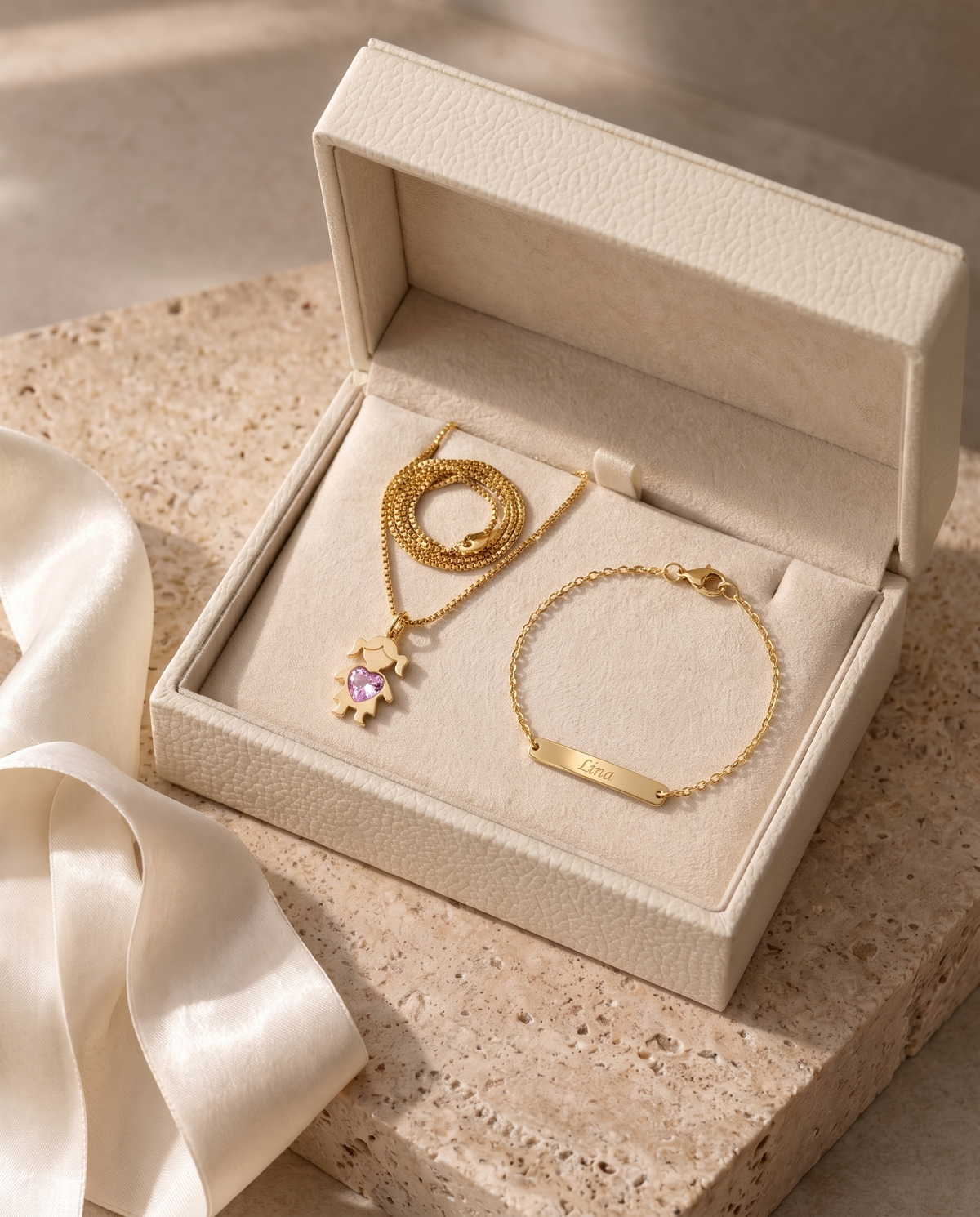 Coffret Maman & Bébé : collier silhouette de fille et bracelet bébé gravé Lina dans leur écrin