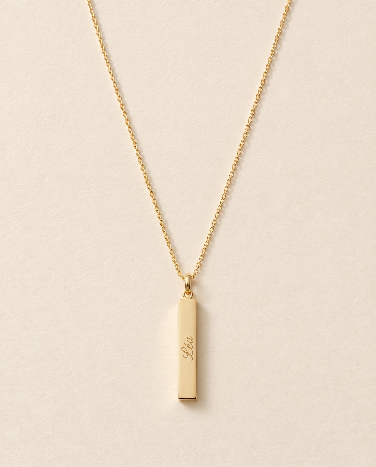 Collier Barre Gravée, modèle 4 faces, finition dorée : prénom Léa gravé