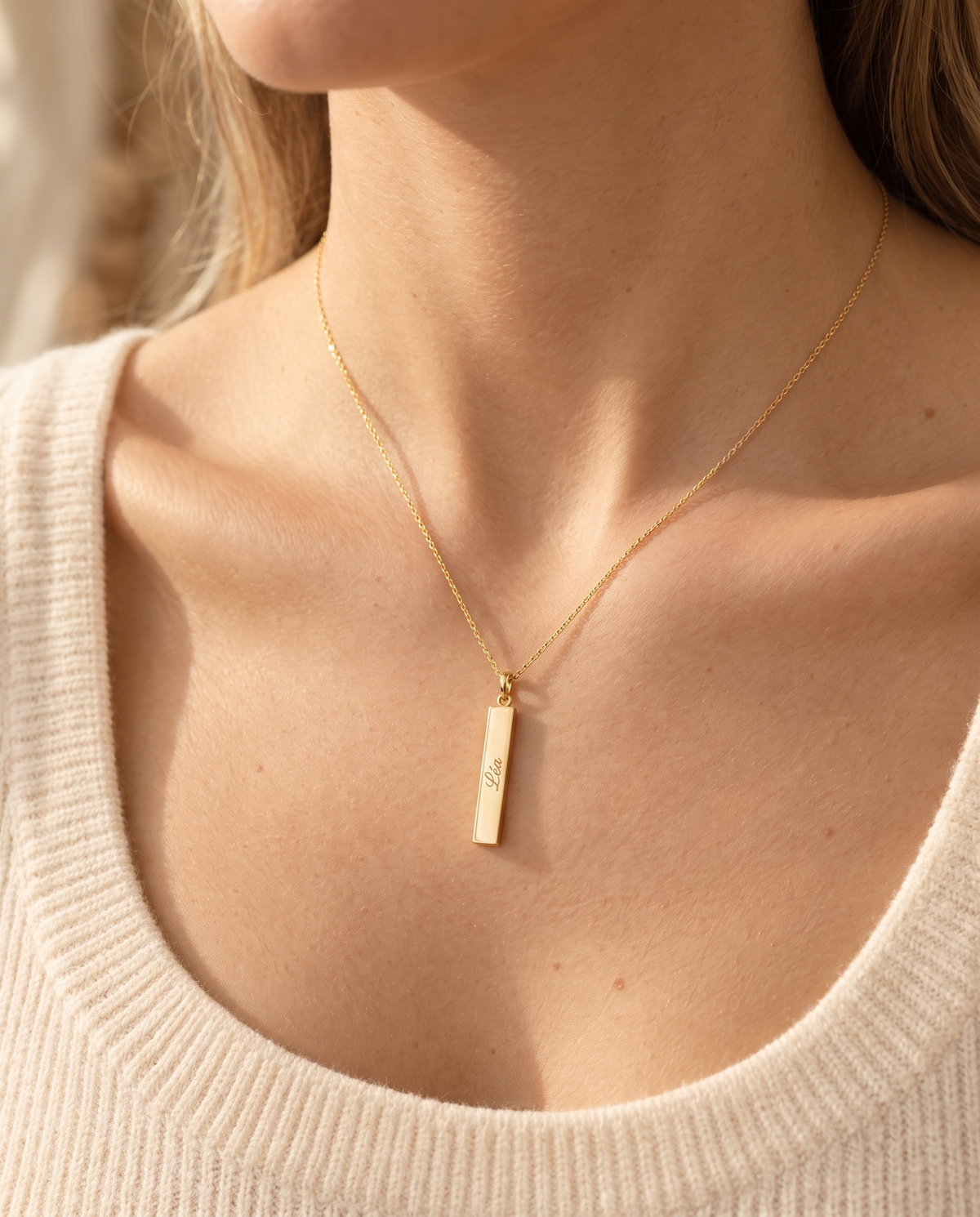Collier Barre Gravée porté