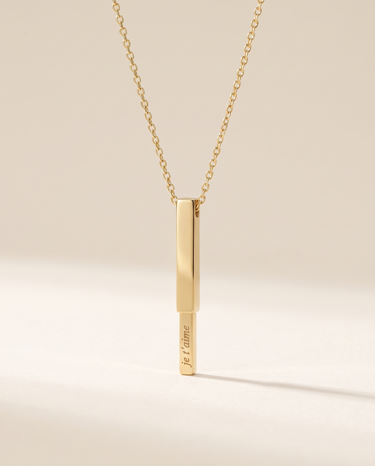 Collier Barre Gravée, modèle Secrète, finition dorée : message caché je t’aime