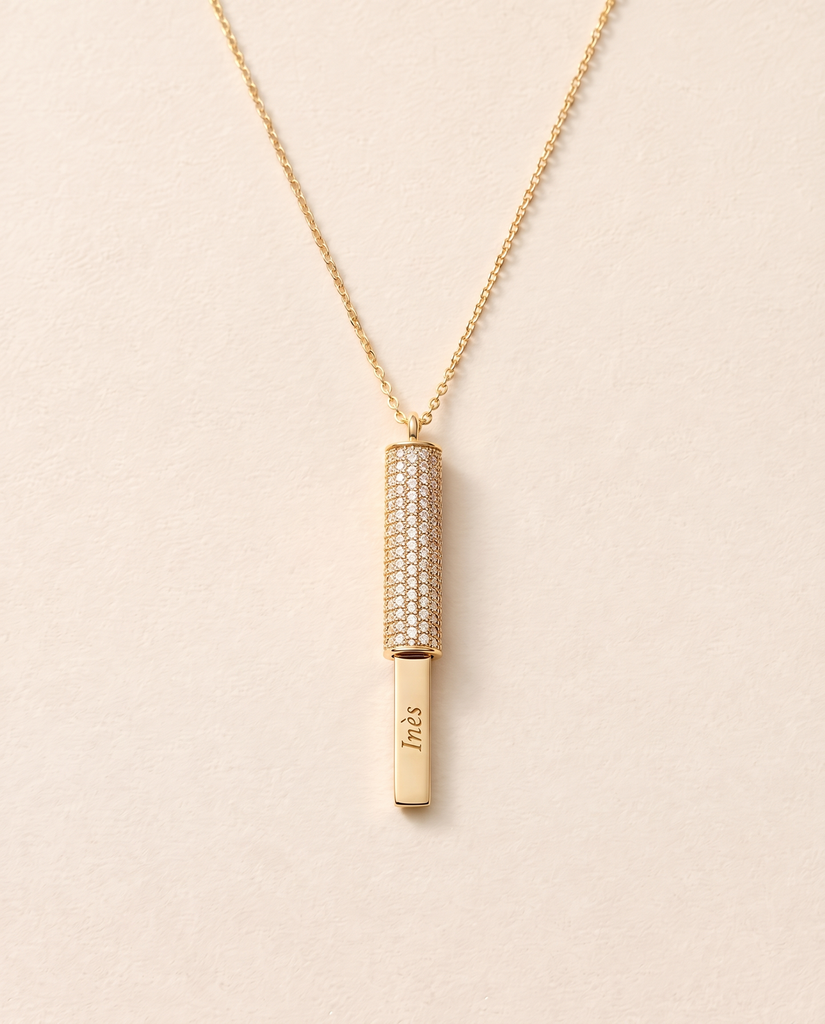 Collier Barre Gravée, modèle Secrète scintillante, finition dorée : barre sertie de zircons et prénom Inès