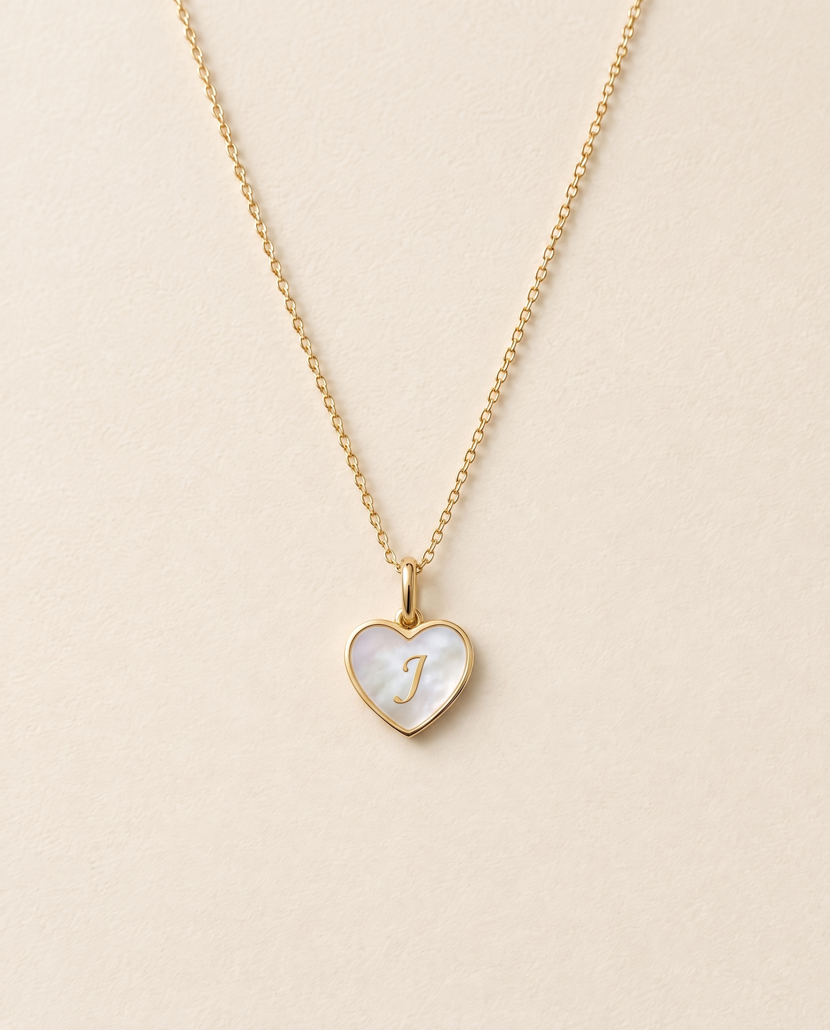 Collier Initiale Cœur, modèle Cœur nacré, finition dorée : lettre J sur fond nacré
