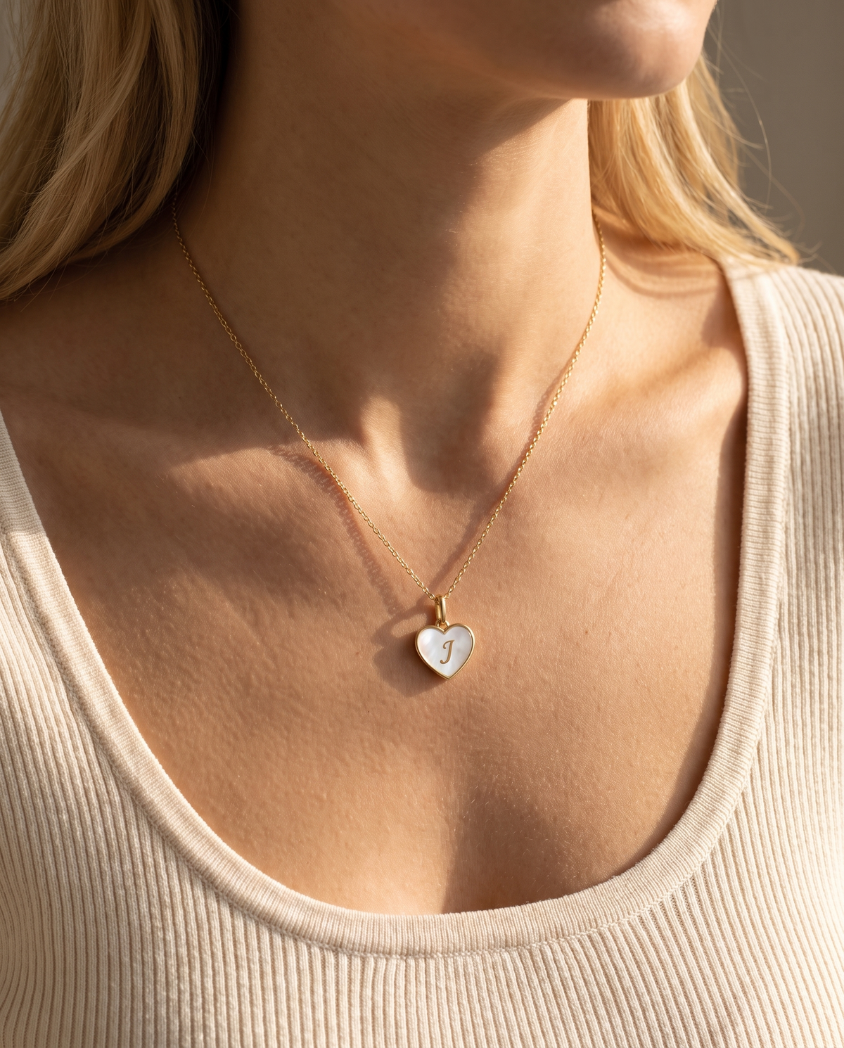 Collier Initiale Cœur porté : cœur nacré au creux du cou