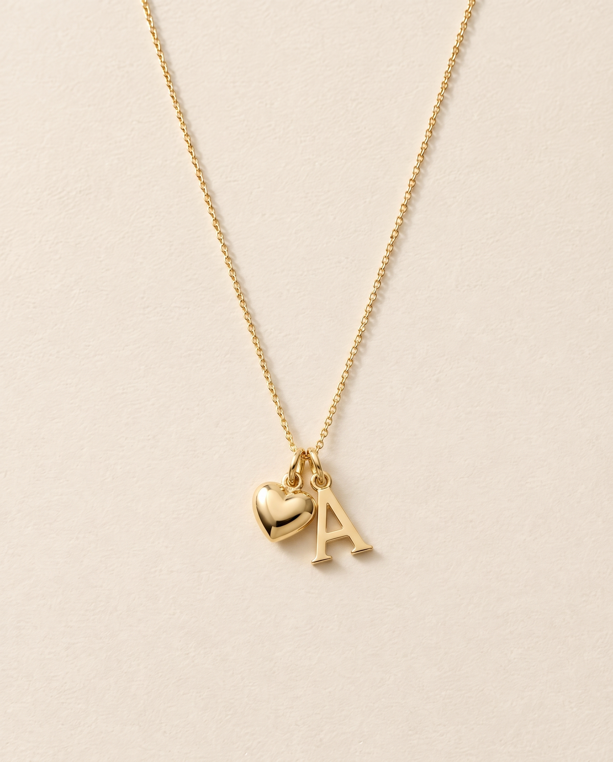 Collier Initiale Cœur, modèle Petit cœur, finition dorée : mini cœur et lettre A