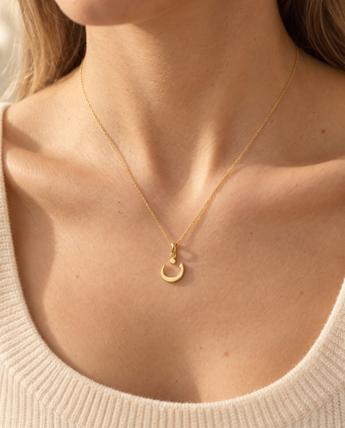 Collier Lettre Arabe porté : lettre ن dorée au creux du cou