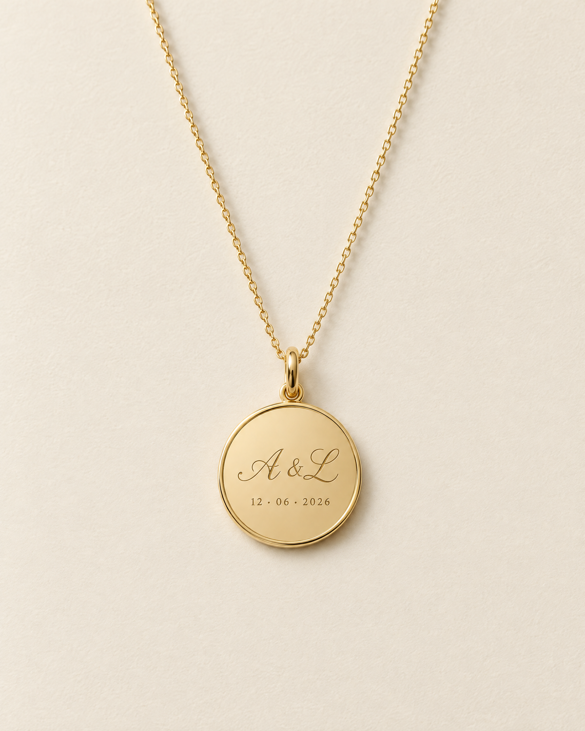 Collier Médaille Héritage, gravure Texte, finition dorée : A & L et la date 12 · 06 · 2026