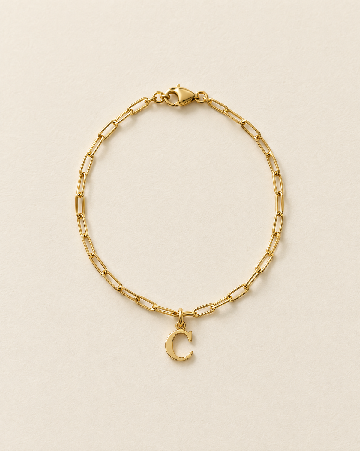 Bracelet Initiale, modèle Breloque lettre, finition dorée : lettre C sur chaîne à maillons