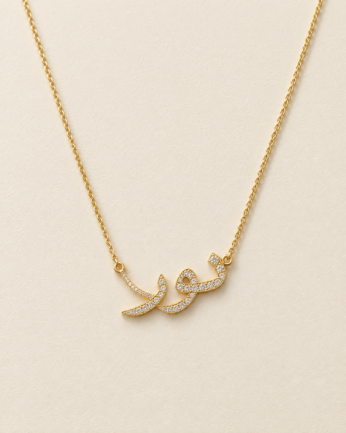 Collier Prénom Arabe, modèle Éclat serti de zircons, finition dorée
