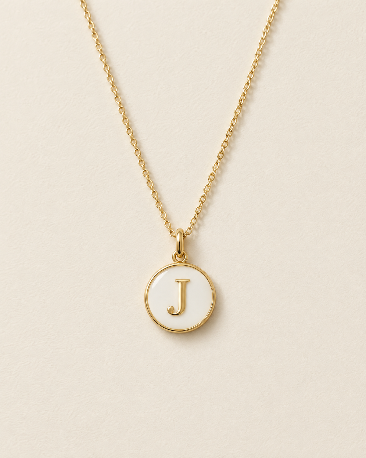 Collier Initiale, modèle Émail, finition dorée : médaillon émaillé lettre J