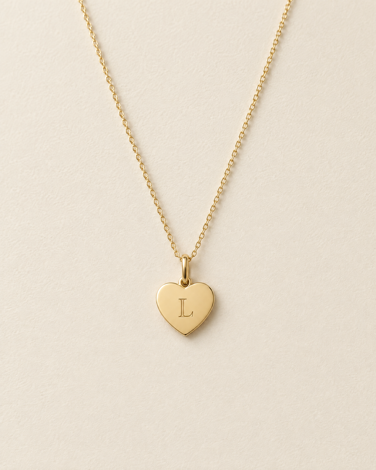 Collier Initiale, modèle Cœur, finition dorée : cœur gravé de la lettre L