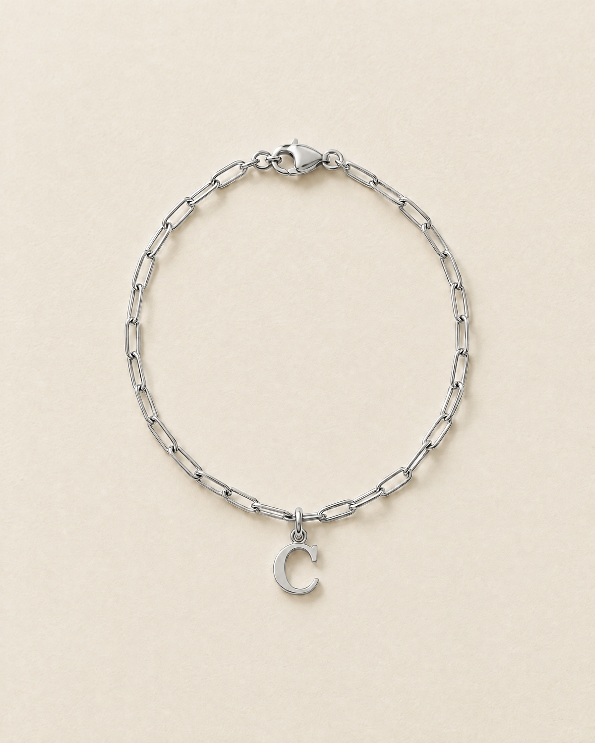 Bracelet Initiale, modèle Breloque lettre, finition argentée