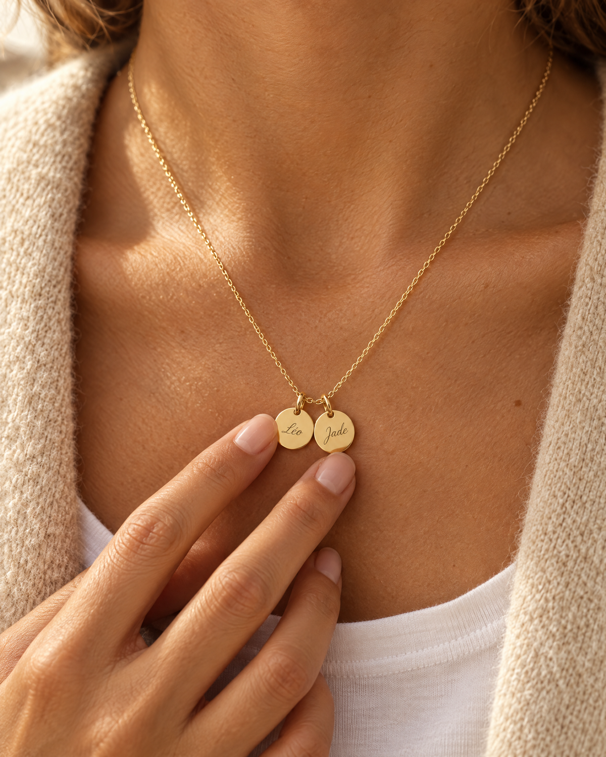 Collier Maman porté, deux médailles gravées des prénoms des enfants