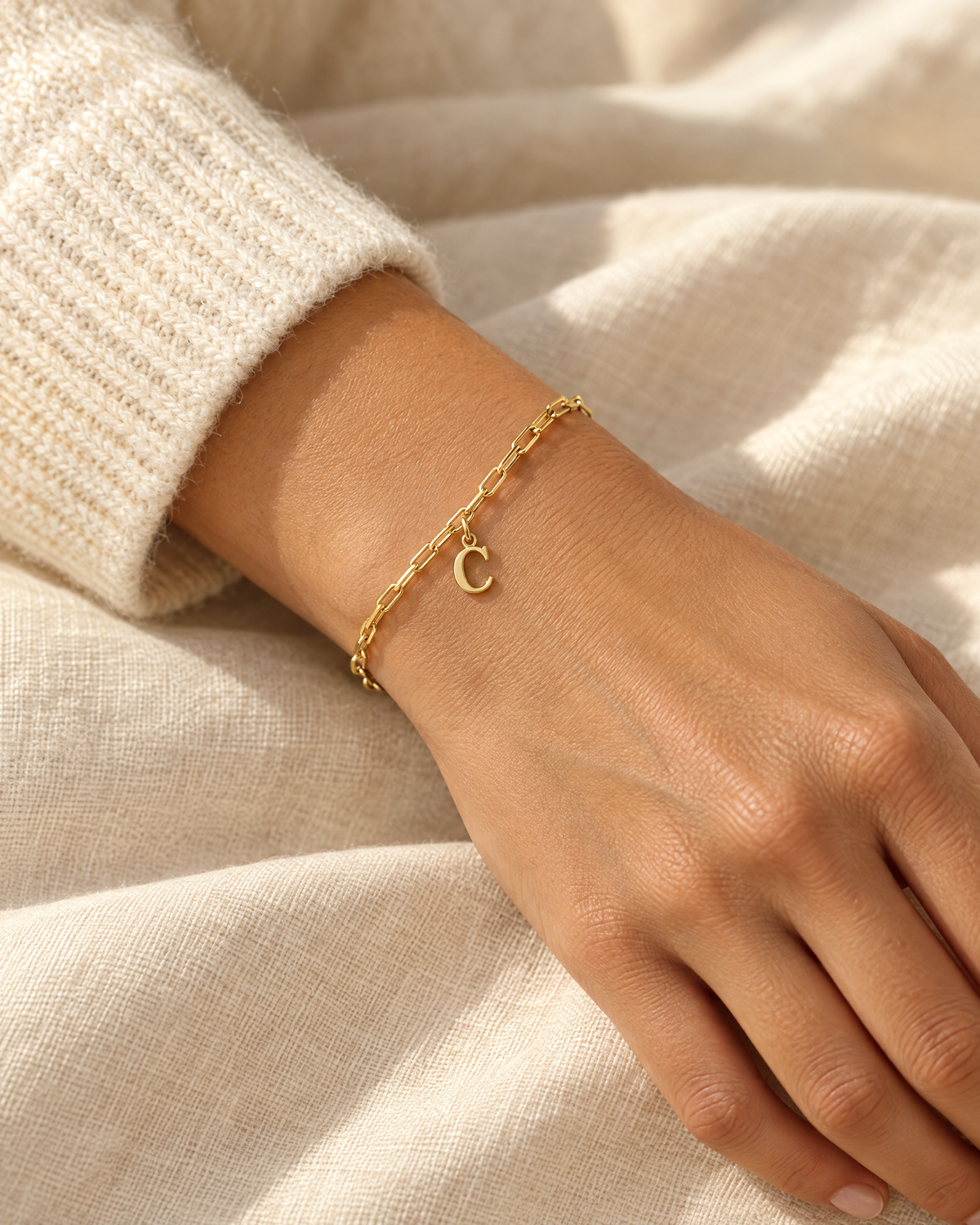 Bracelet Initiale porté au poignet