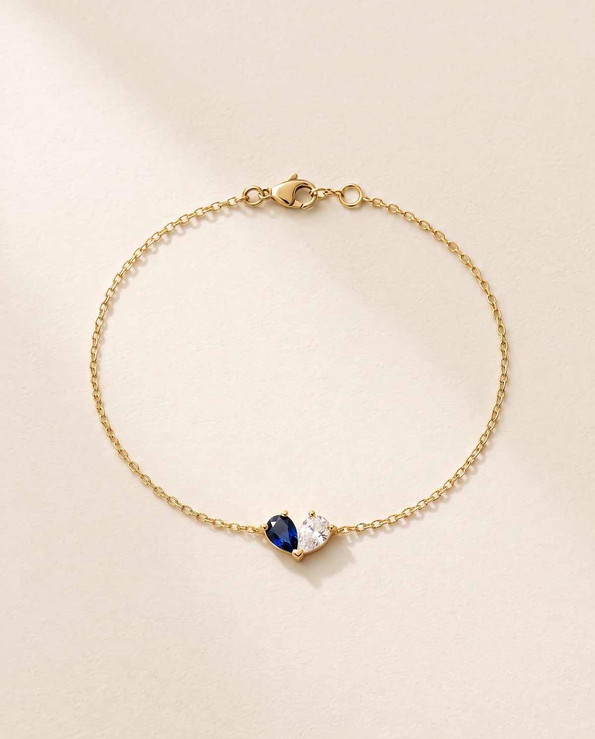 Bracelet Cœur Pierres de Naissance, finition dorée : cœur d’une pierre bleue et d’une pierre blanche
