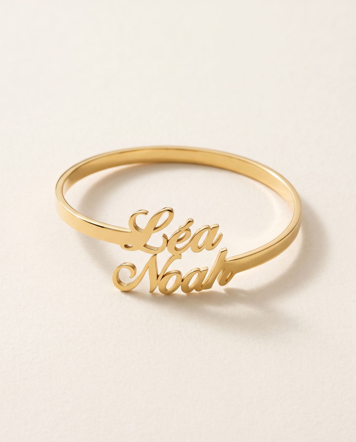 Bracelet Jonc Prénom, modèle Deux prénoms, finition dorée : Léa et Noah
