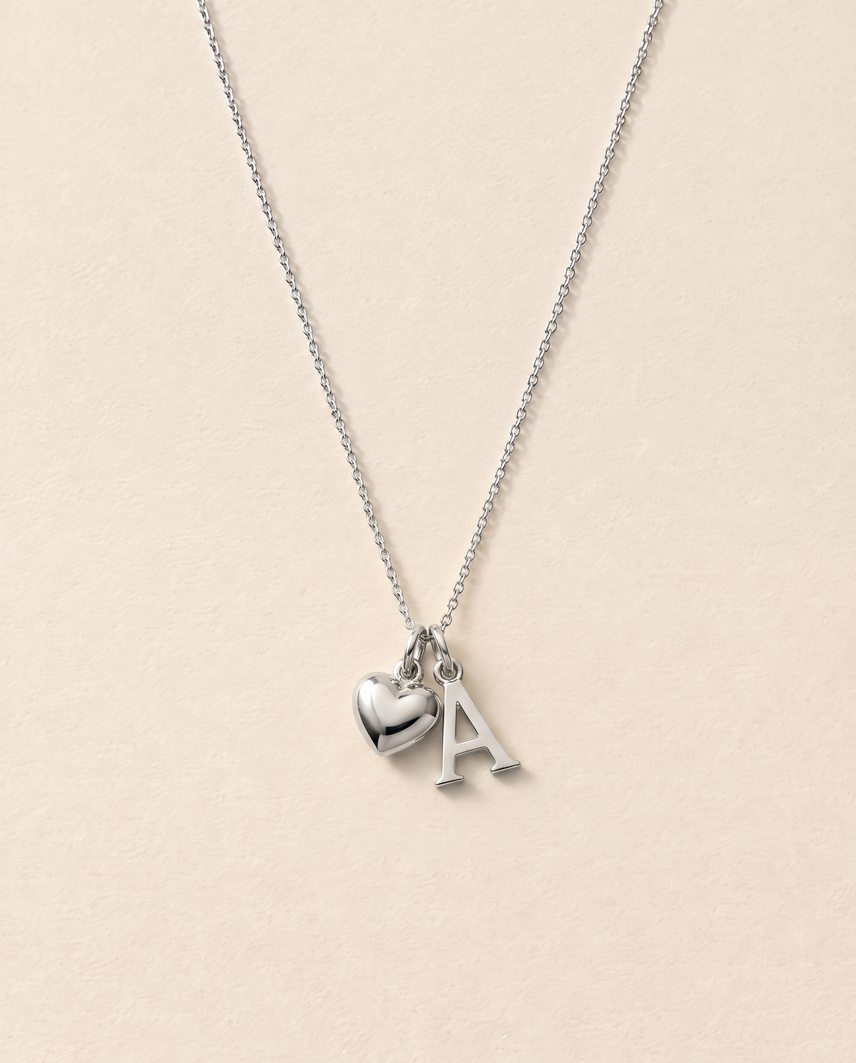 Collier Initiale Cœur, modèle Petit cœur, finition argentée