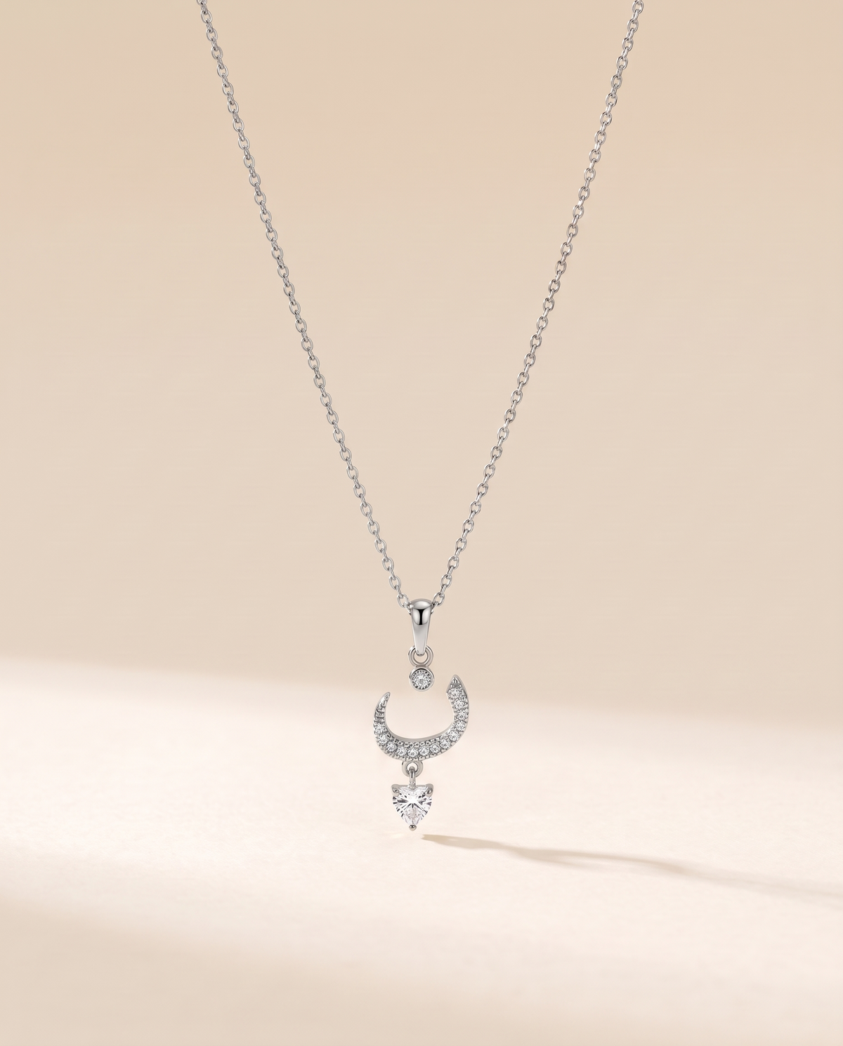 Collier Lettre Arabe, modèle Sertie de zircons, finition argentée
