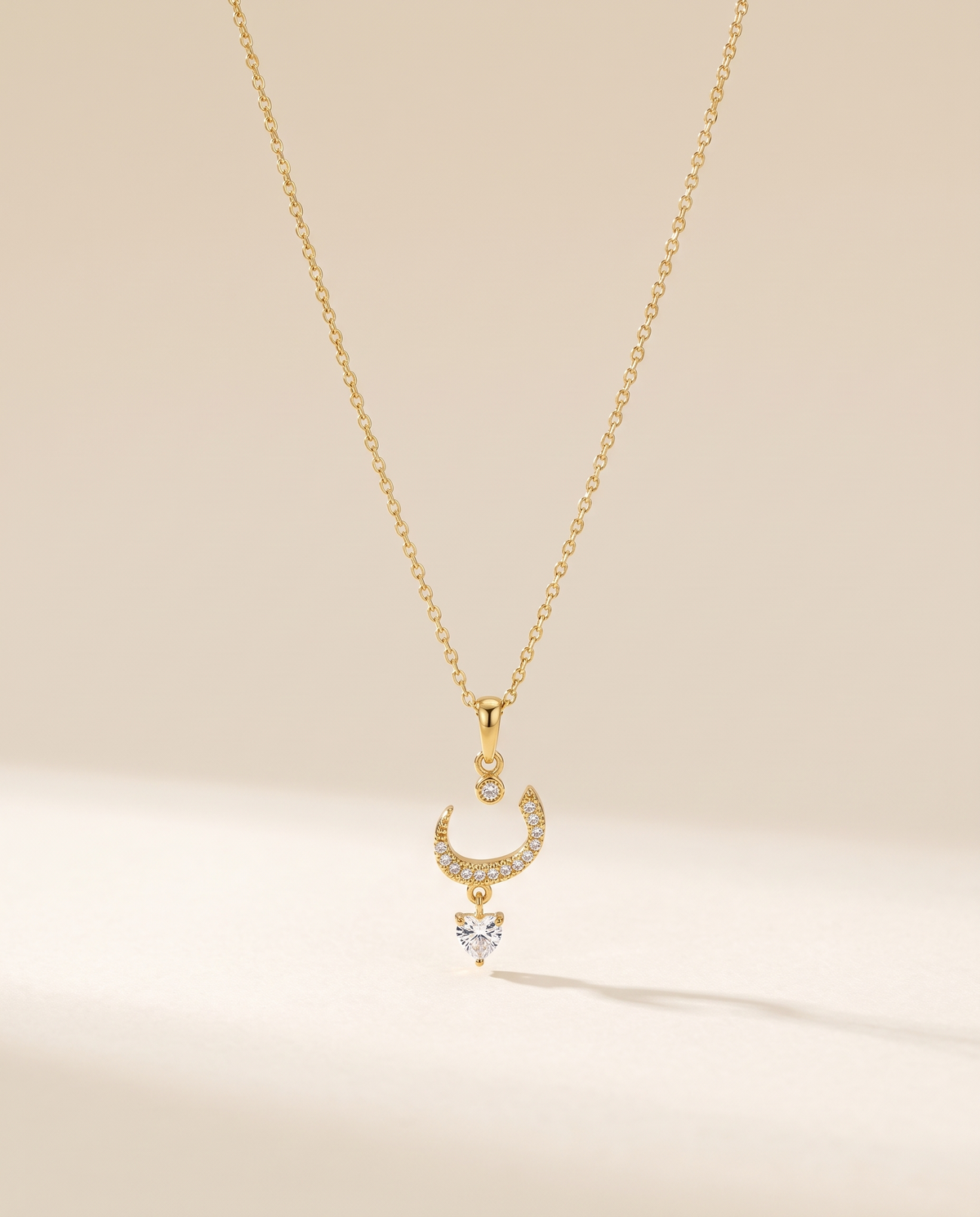 Collier Lettre Arabe, modèle Sertie de zircons, finition dorée : lettre ن et goutte en cœur