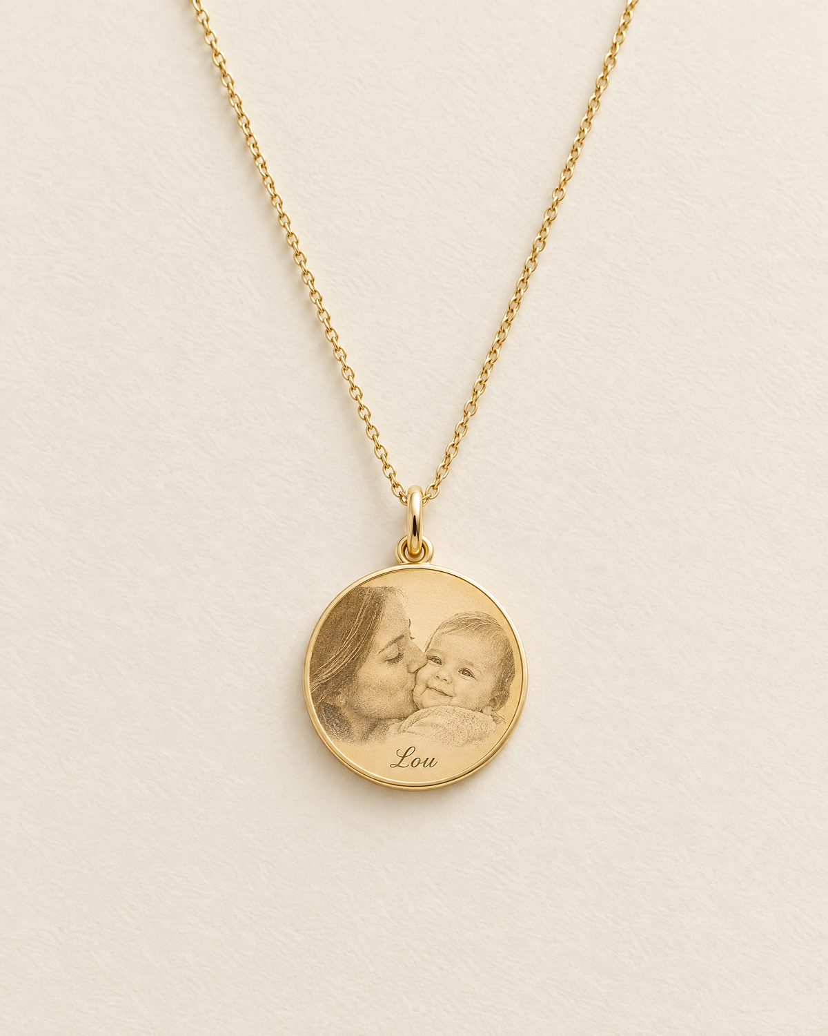 Collier Médaille Héritage, gravure Photo et texte, finition dorée : photo gravée et prénom Lou