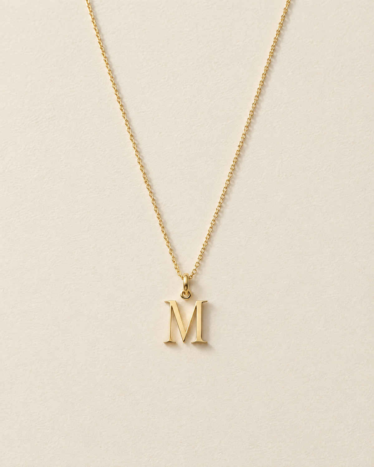 Collier Initiale, modèle Lettre, finition dorée : lettre M sur chaîne fine