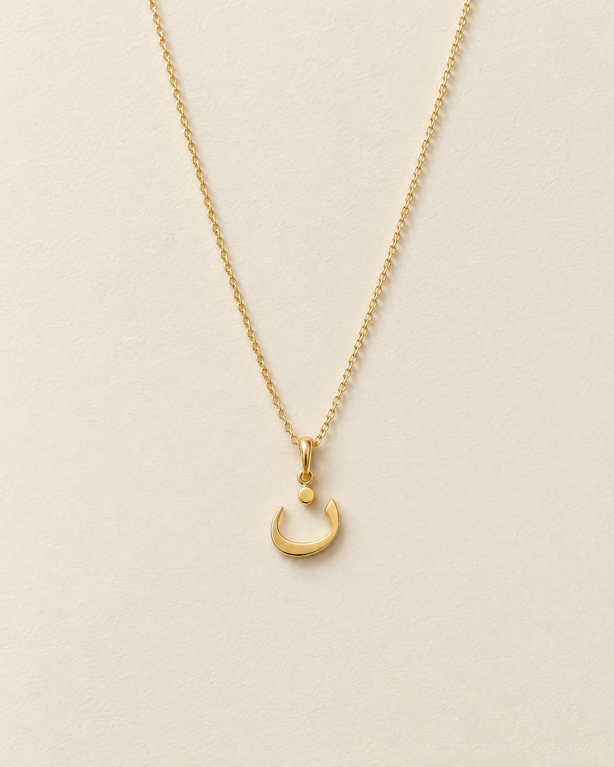 Collier Initiale, modèle Lettre arabe, finition dorée : lettre ن (noun)