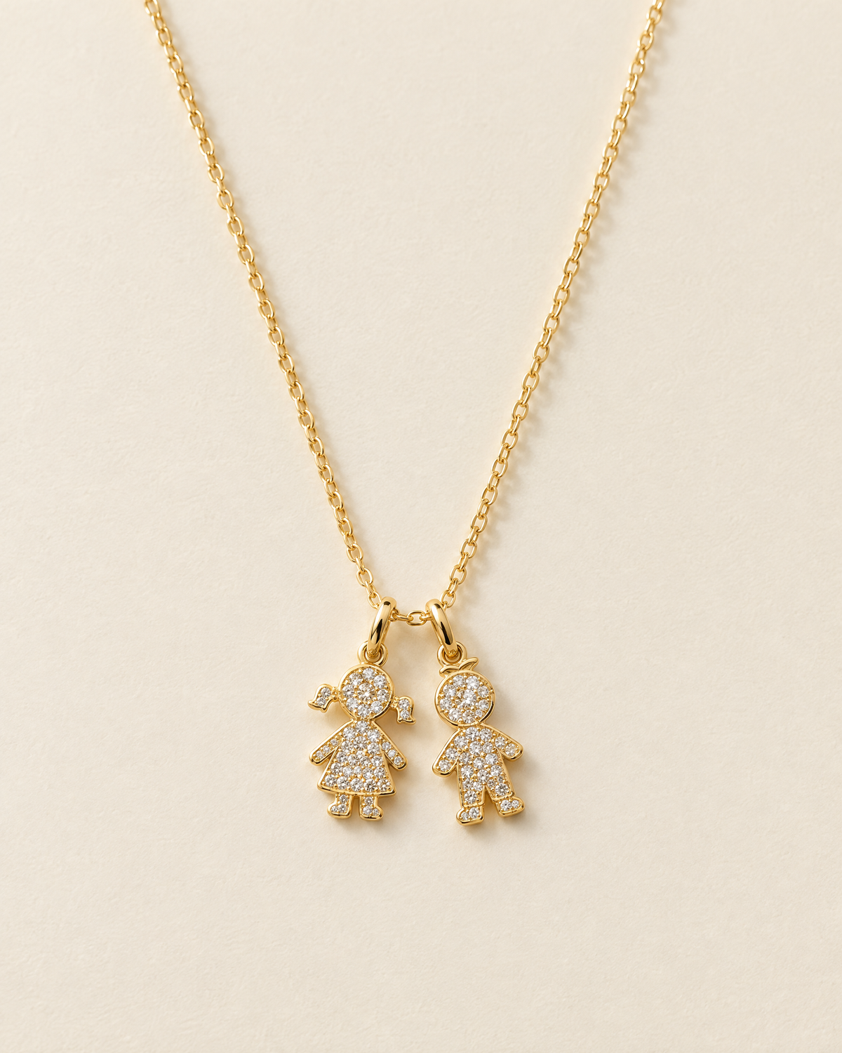 Collier Maman, modèle Silhouettes scintillantes, finition dorée : une fille et un garçon sertis de zircons