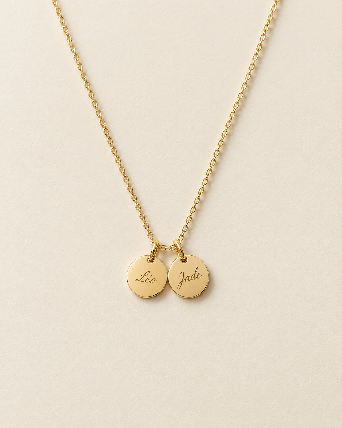 Collier Maman, modèle Médailles gravées, finition dorée : médailles Léo et Jade