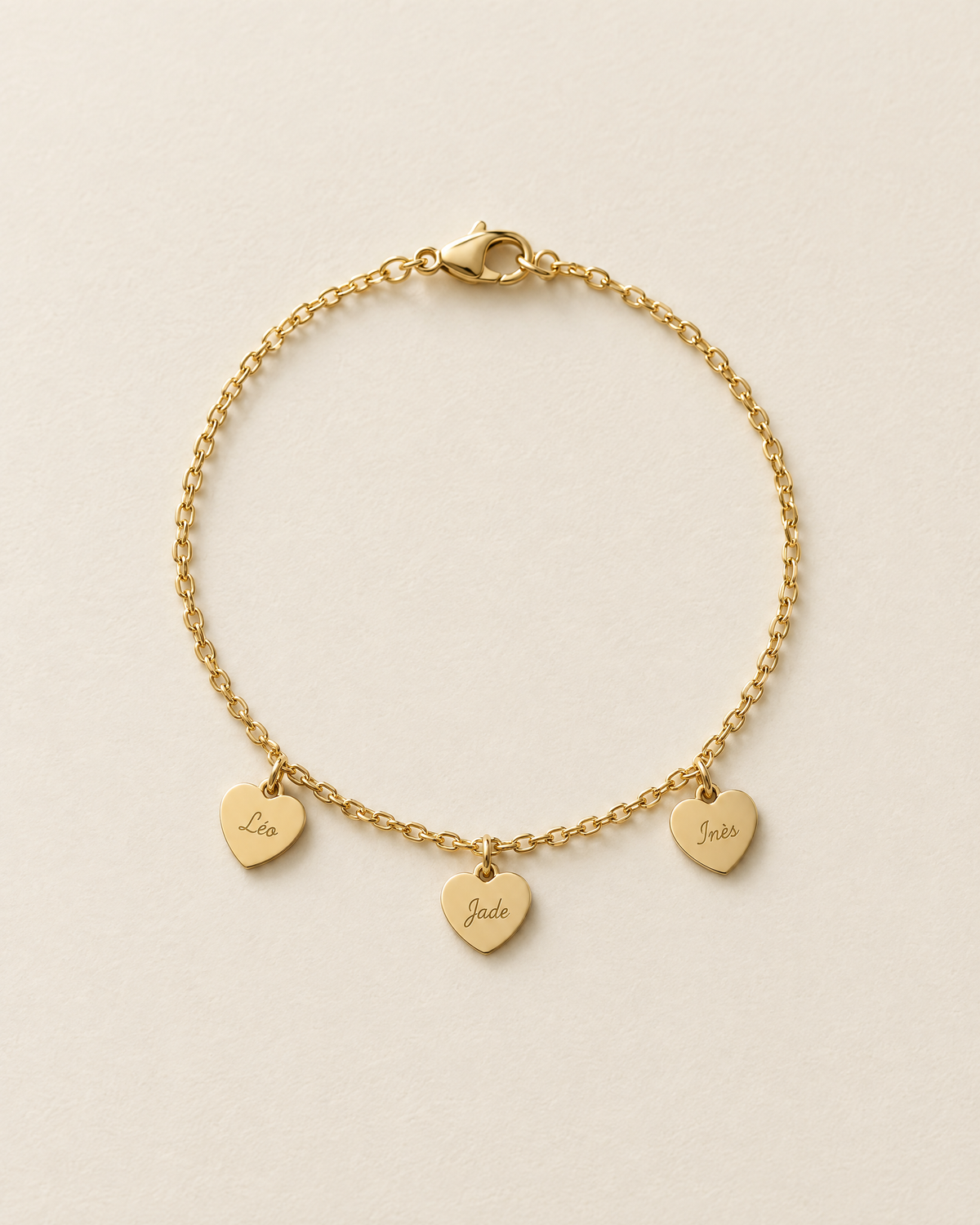 Bracelet Famille, finition dorée : trois cœurs gravés Léo, Jade et Inès