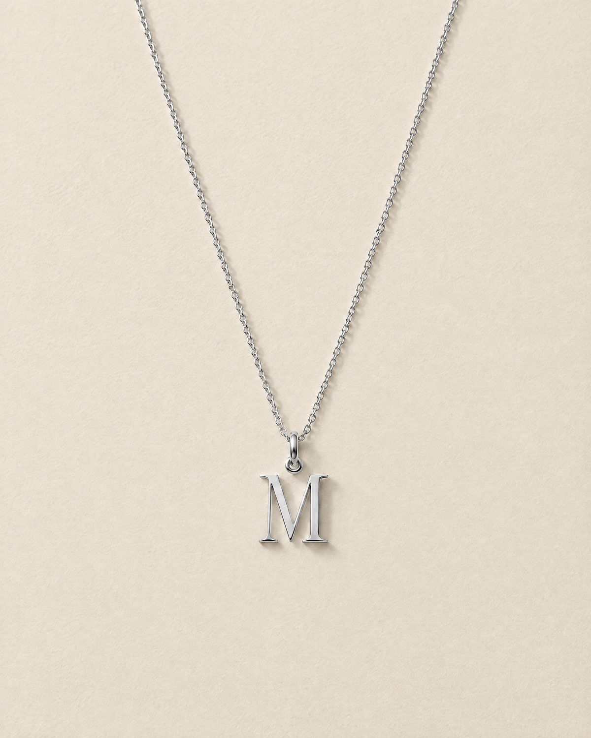 Collier Initiale, modèle Lettre, finition argentée
