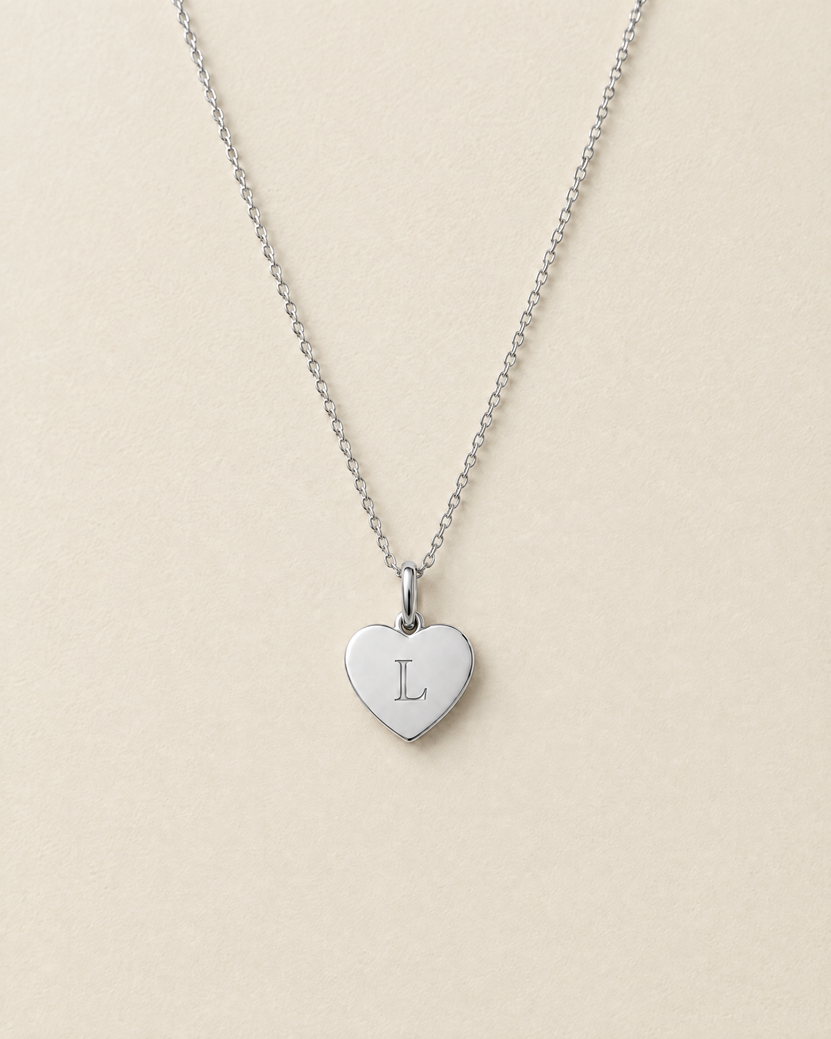 Collier Initiale, modèle Cœur, finition argentée