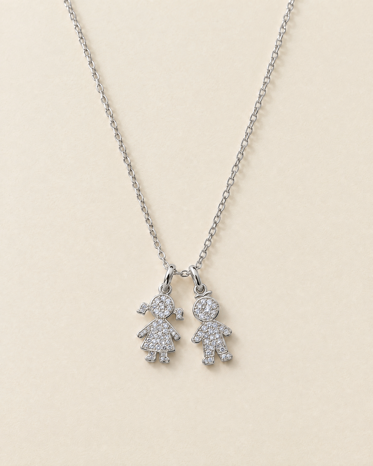Collier Maman, modèle Silhouettes scintillantes, finition argentée