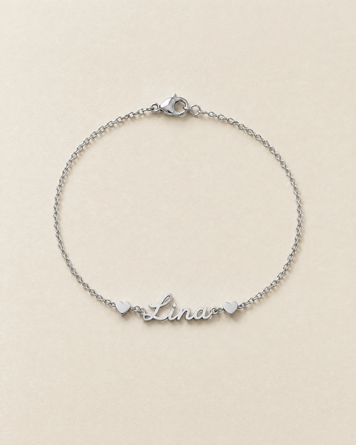 Bracelet Plaque Gravée, modèle Prénom et cœurs, finition argentée
