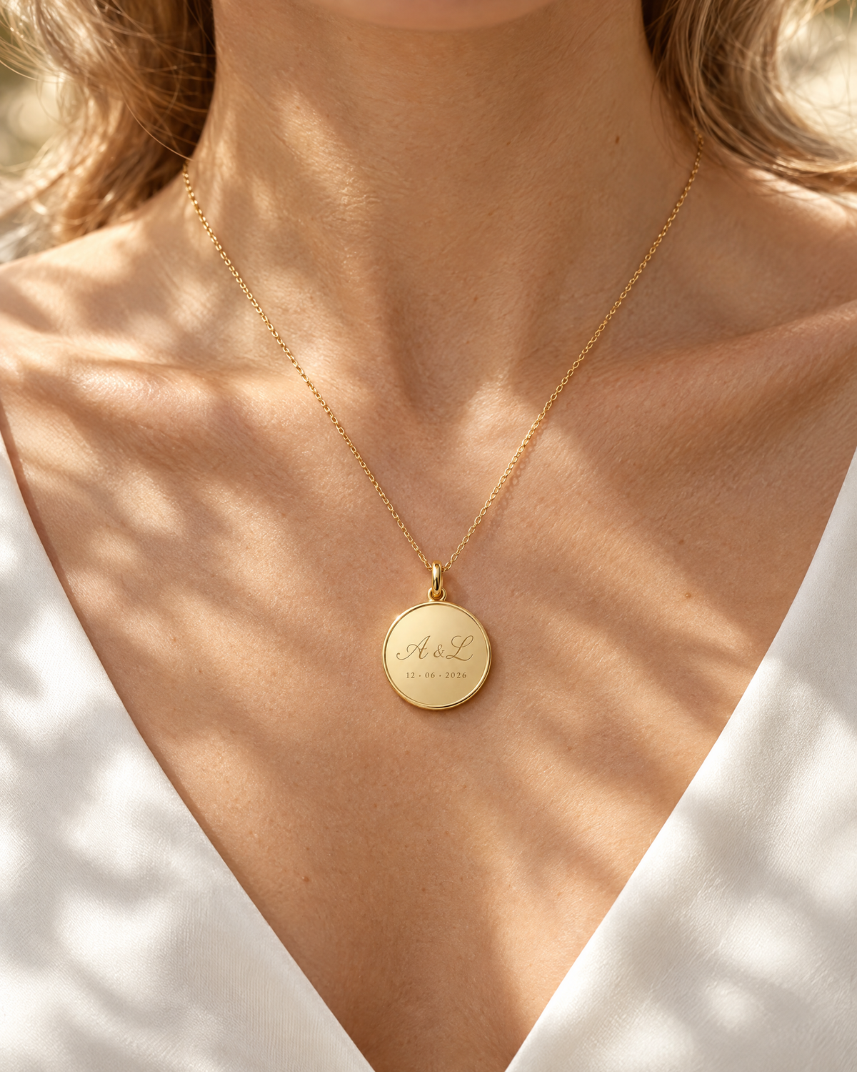 Collier Médaille Héritage porté, médaille gravée A & L